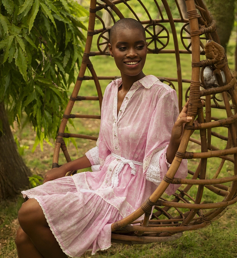 Robe courte Laura - couleur rose - style bohème-chic - manches longues - ceinture blanche - Miss June Paris - 3