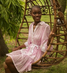 Robe courte Laura - couleur rose - style bohème-chic - manches longues - ceinture blanche - Miss June Paris - 3