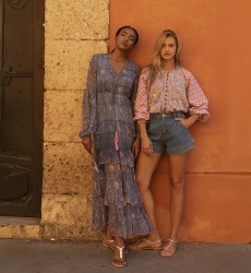 Robe Longue Emilia: bleue - volants délicats - coupe fluide - lurex argenté - motifs subtils - Miss June Paris - 2