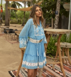 Robe courte Cecilia - bleu avec broderie blanche - dentelles délicates - texture raffiné - Miss June Paris - 1