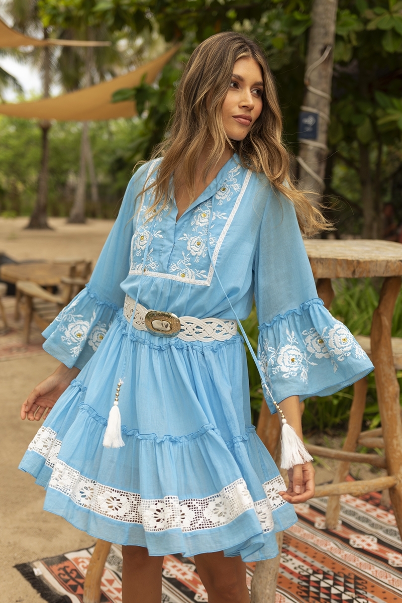 Robe courte Cecilia - bleu avec broderie blanche - dentelles délicates - texture raffiné - Miss June Paris - 2