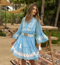 Robe courte Cecilia - bleu avec broderie blanche - dentelles délicates - texture raffiné - Miss June Paris - 2