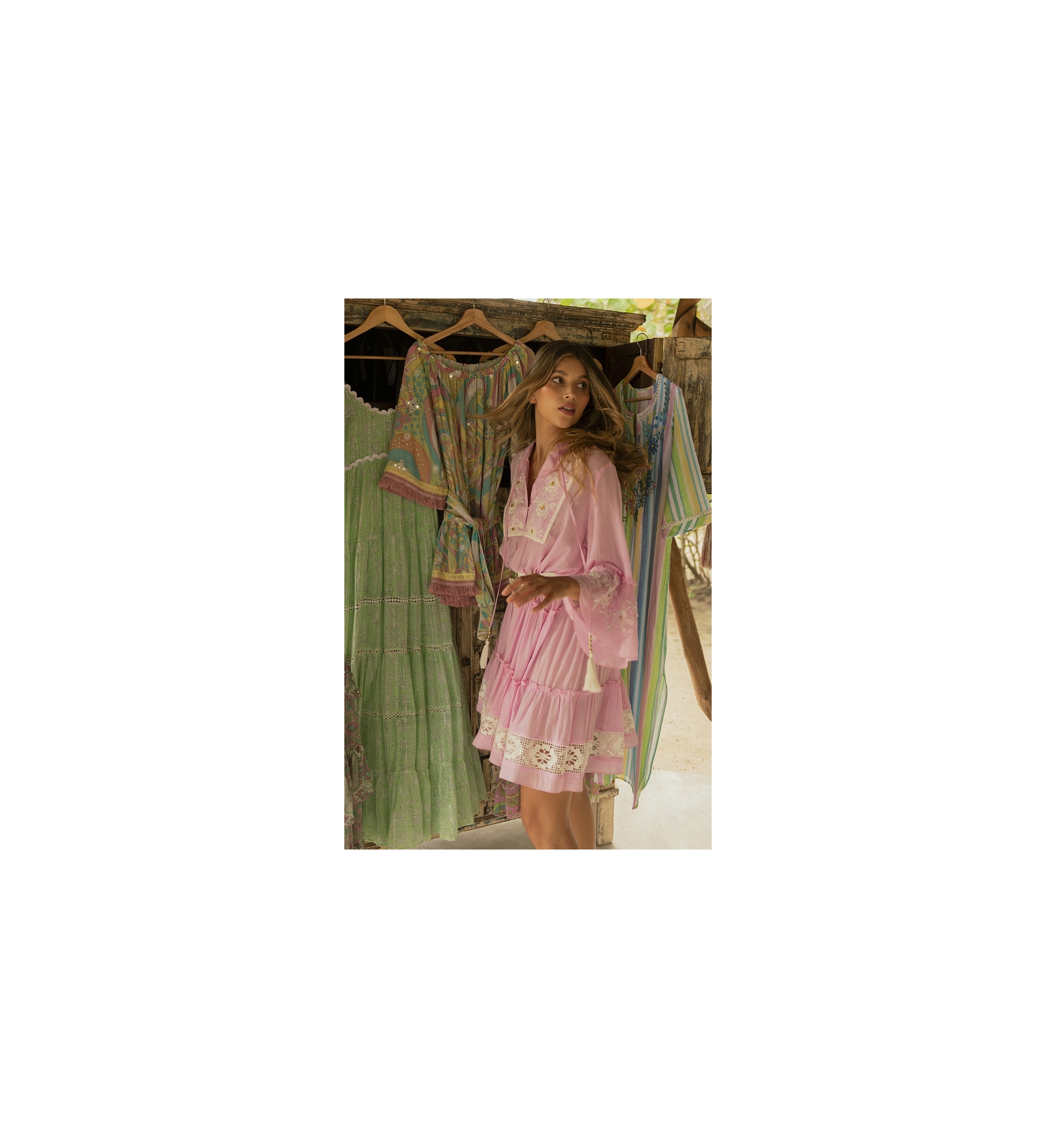 Vestido corto Cecilia - rosa con bordado blanco - delicado encaje - textura refinada - Miss June Paris - 1