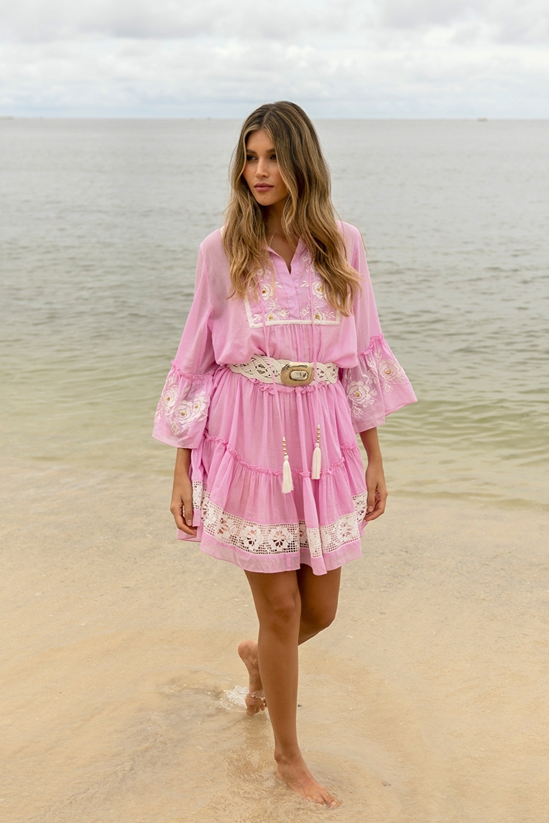 Vestido corto Cecilia - rosa con bordado blanco - delicado encaje - textura refinada - Miss June Paris - 2