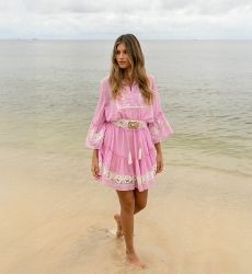 Robe courte Cecilia - rose avec broderie blanche - dentelles délicates - texture raffiné - Miss June Paris - 2