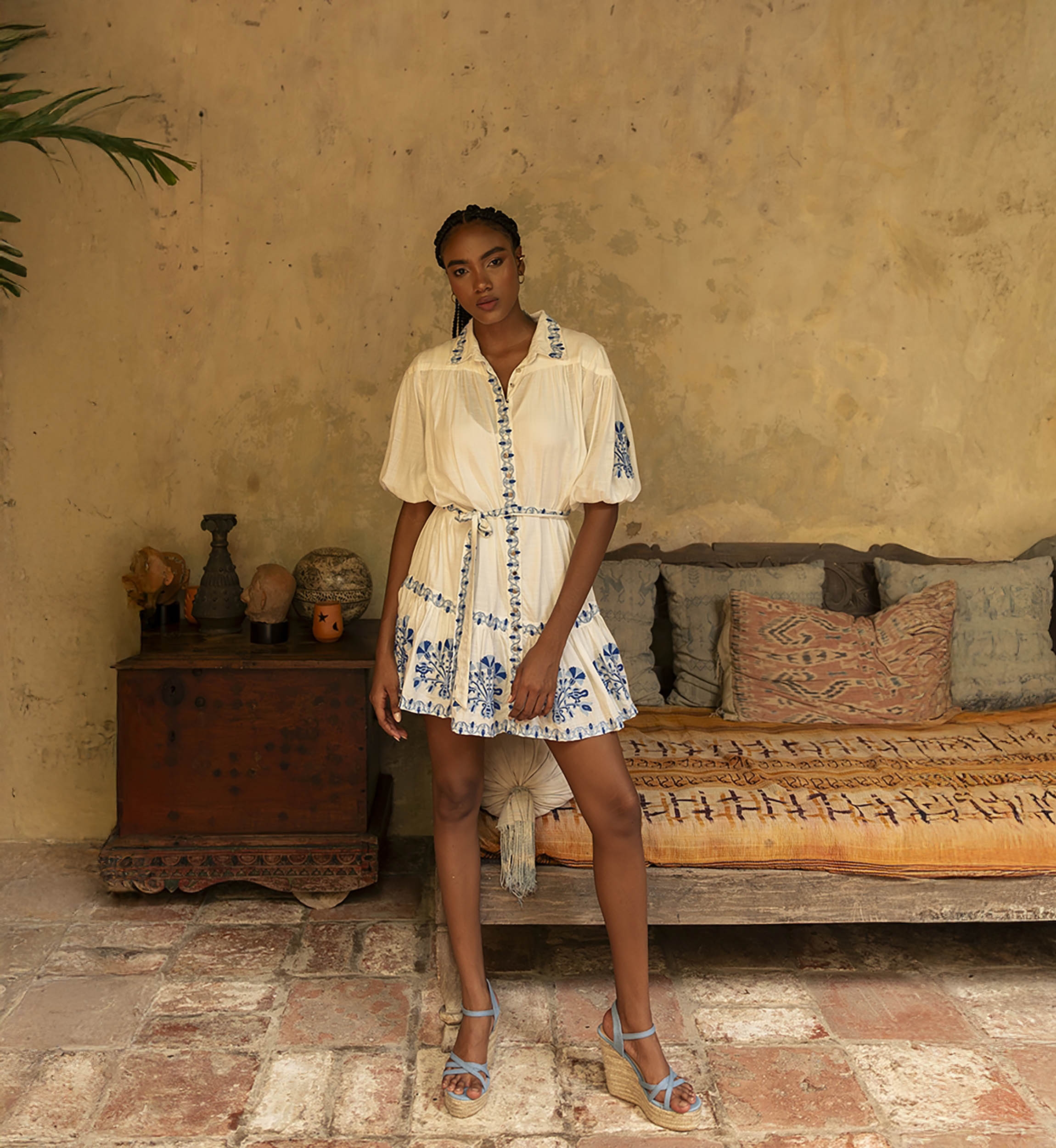 Vestido corto Alessia - blanco - adornado con bordado azul - cinturón bordado - botones plateados - Miss June Paris - 2