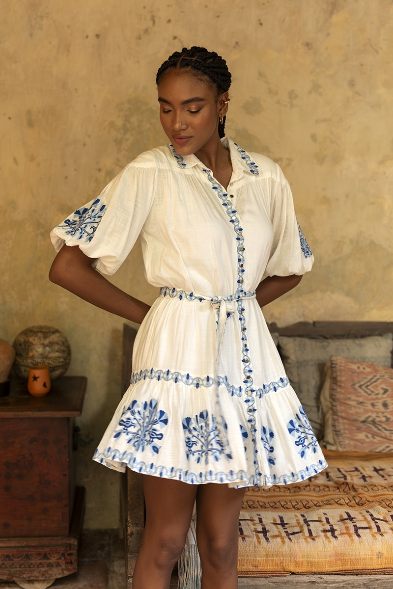 Robe courte Alessia - blanche - ornée de broderies bleues - ceinture brodée - boutons argentés - Miss June Paris - 1