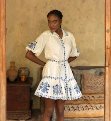 Robe courte Alessia - blanche - ornée de broderies bleues - ceinture brodée - boutons argentés - Miss June Paris - 1