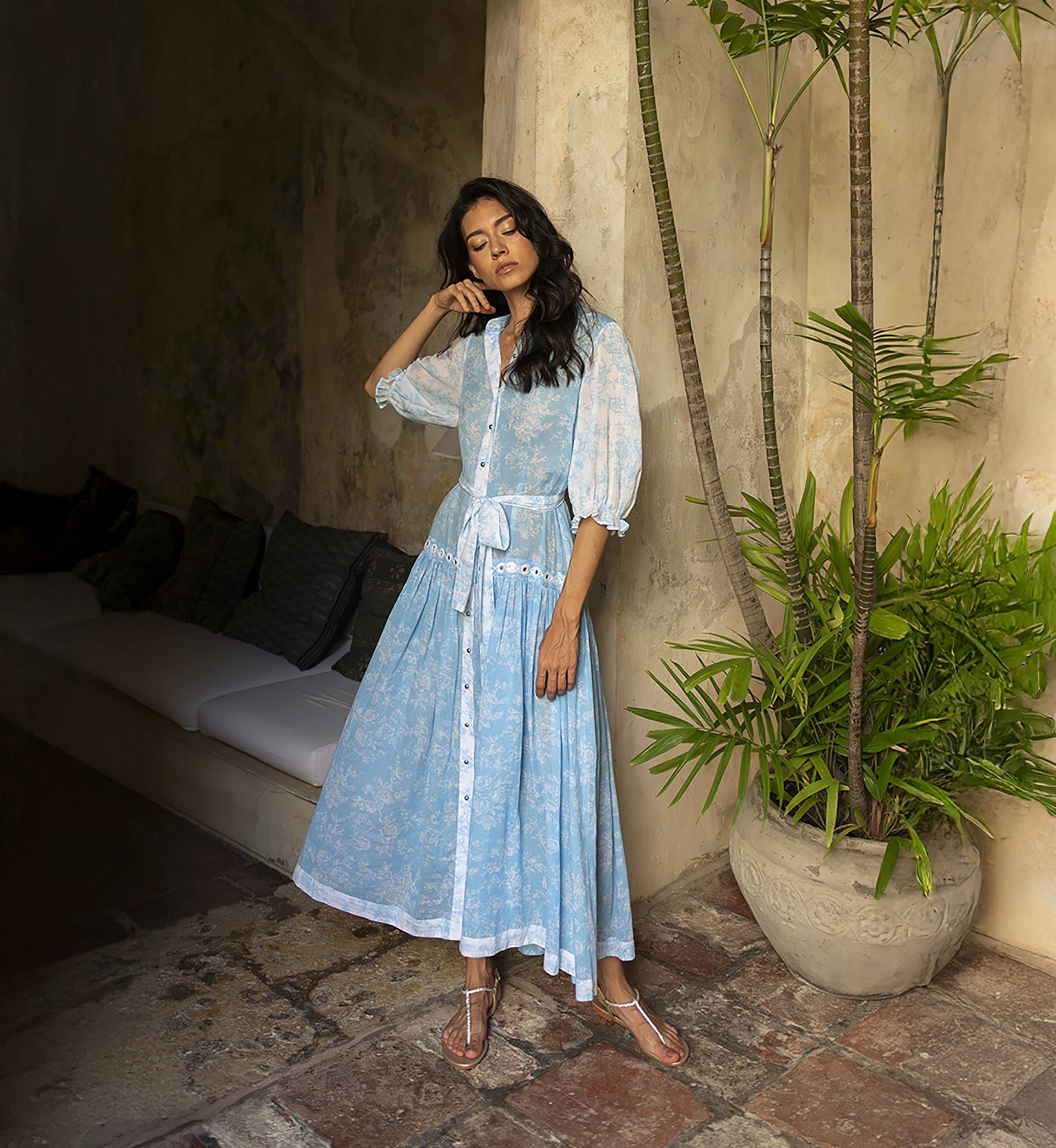 Robe longue Natalia - bleue à imprimé floral - manches 3/4 - ceinture assortie - Miss June Paris - 2