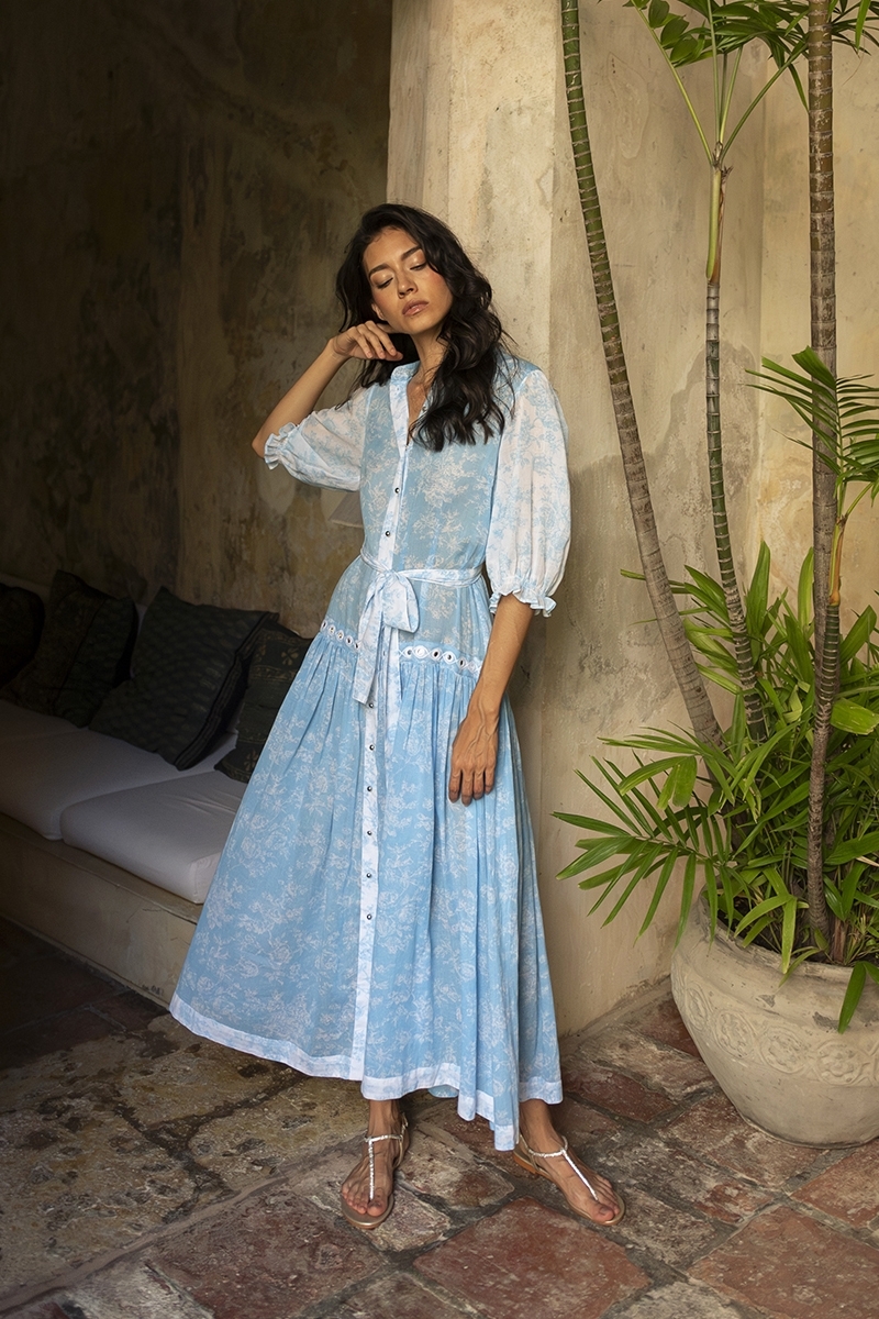 Robe longue Natalia - bleue à imprimé floral - manches 3/4 - ceinture assortie - Miss June Paris - 2