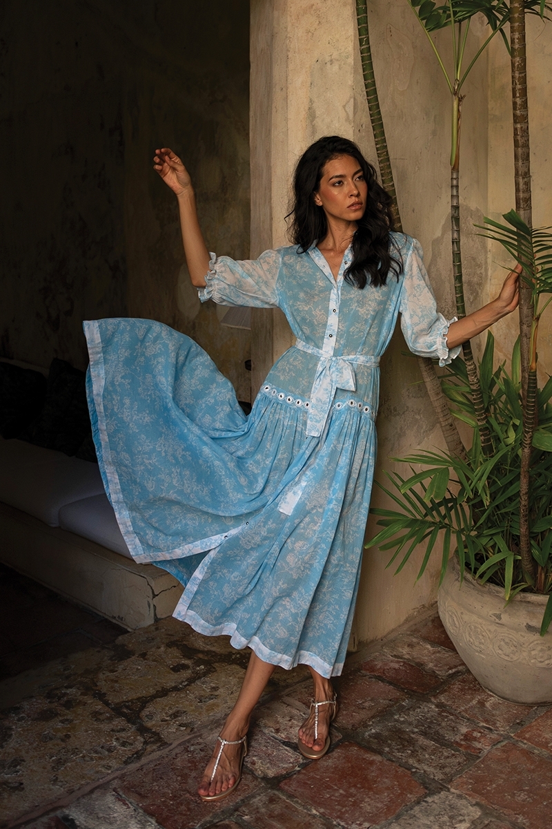 Robe longue Natalia - bleue à imprimé floral - manches 3/4 - ceinture assortie - Miss June Paris - 1