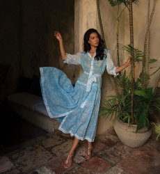 Vestido largo Natalia - azul con estampado floral - mangas 3/4 - cinturón a juego - Miss June Paris - 1