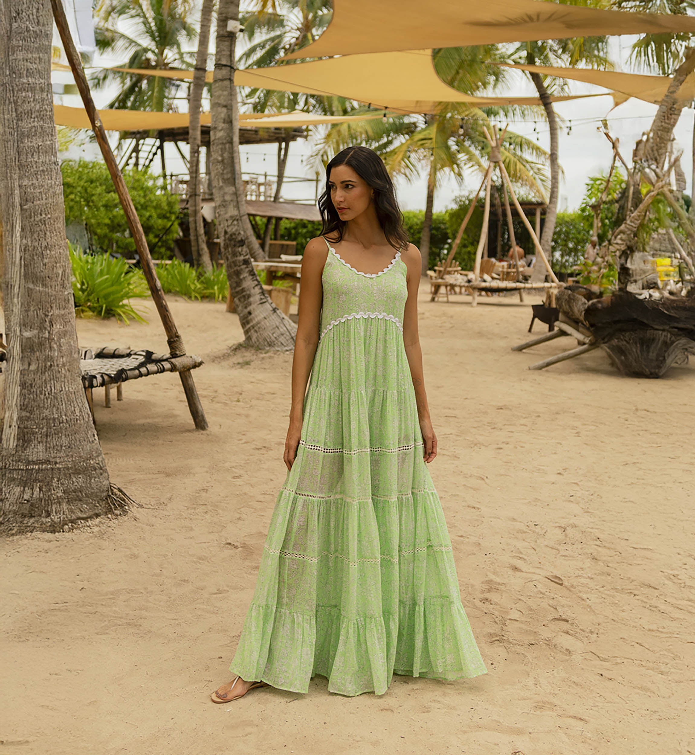 Robe longue Graciela - couleur verte -  imprimé fleuri - touches argentés subtils - Miss June Paris - 1