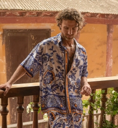 Camisa de Manga Corta Cartagena – azul multicolor – estilo nómada floral – colección Shay – Miss June Paris – 2