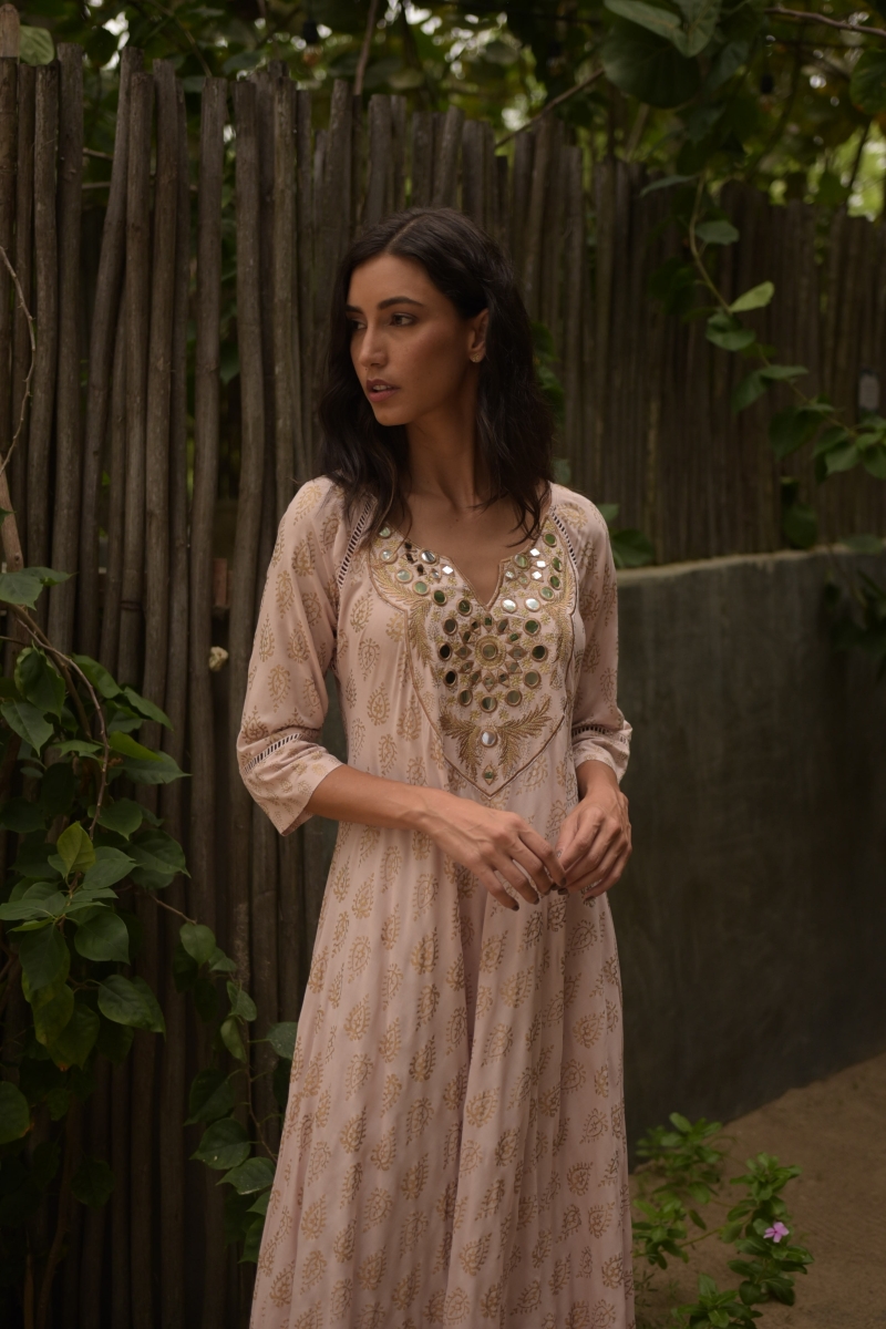 Robe Longue Andrea: rose - plastron décoré - détails dorés - manches mi-longues - Miss June Paris - 4