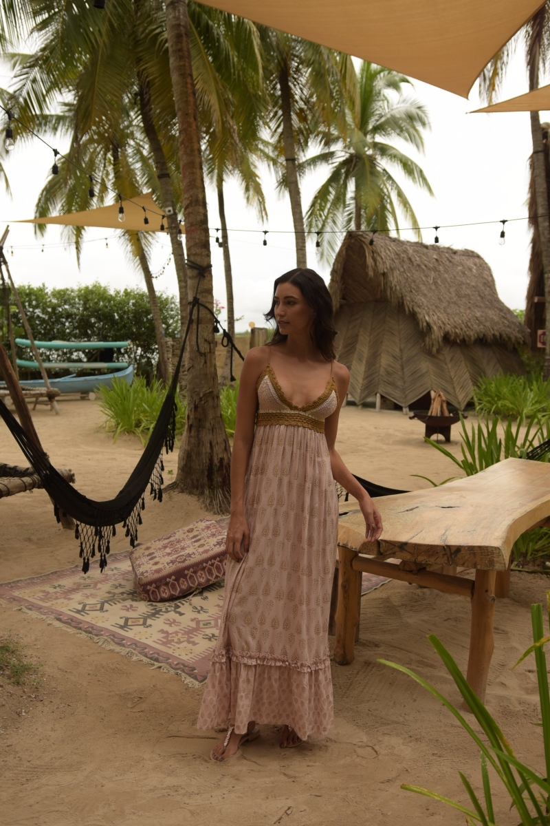 Robe Longue Belen : rose - haut en crochet -  fines bretelles - détails dorés - Miss June Paris - 3