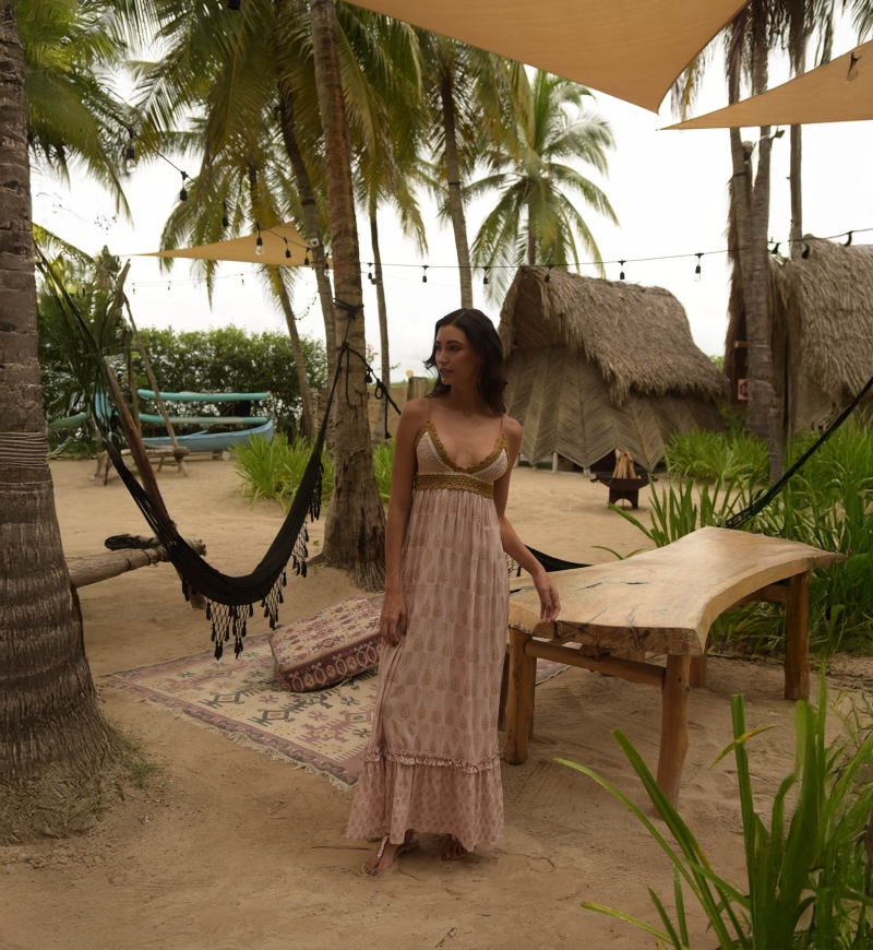 Robe Longue Belen : rose - haut en crochet -  fines bretelles - détails dorés - Miss June Paris - 3