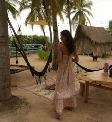 Robe Longue Belen : rose - haut en crochet -  fines bretelles - détails dorés - Miss June Paris - 4