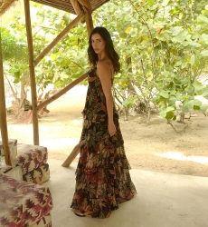 Vestido Largo Floriana: negro - estampado tropical - tirantes - volantes fluidos - Miss June Paris - 4