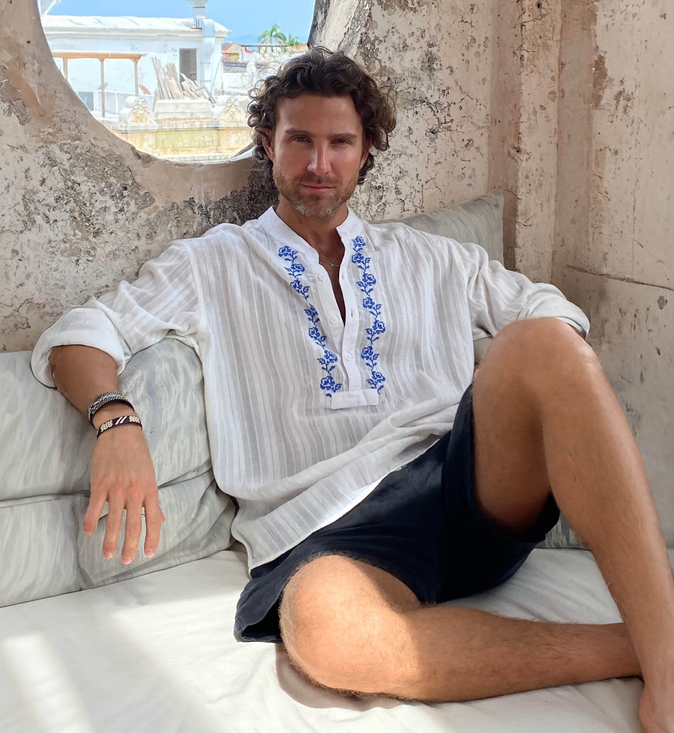 Chemise Jerico - version blanche avec des broderies bleues - manches longues - collection Shay - Miss June Paris - 1