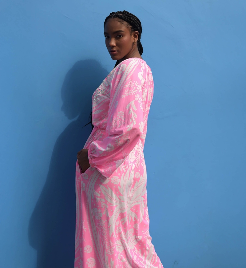 Robe longue Ursula - rose neon - plastron scintillant - imprimé blanc délicat - Miss June Paris - 4