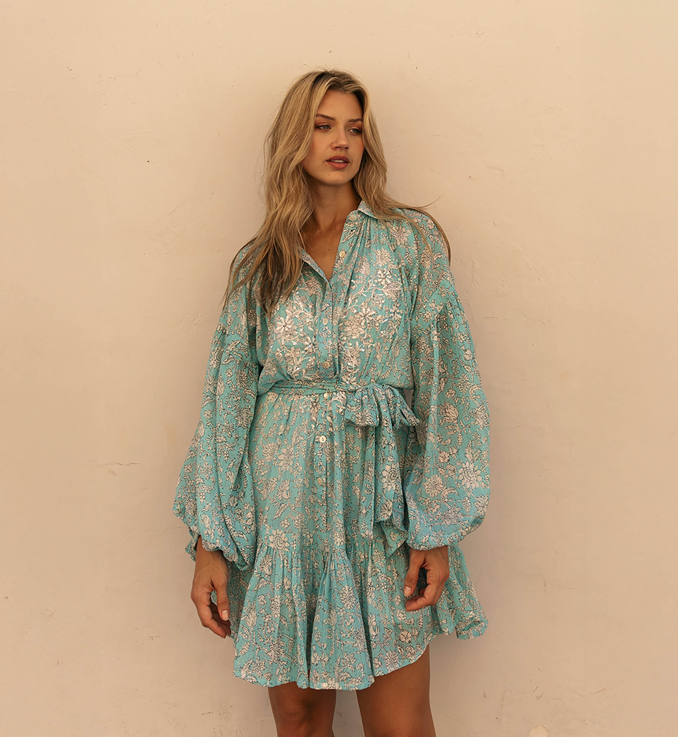 Robe courte Pia - couleur bleu - manches longues - ornée de broderies et sequins - Miss June Paris - 4