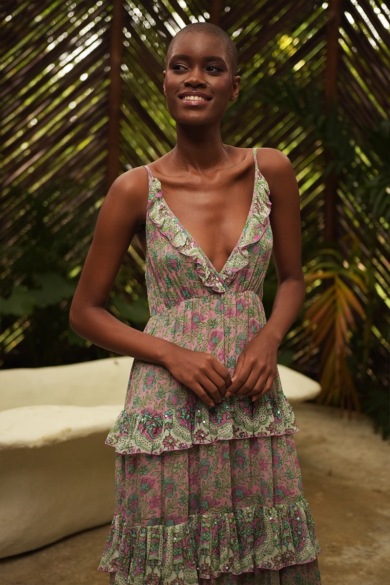 Vestido largo Pamela - rosa pastel - estampado verde y morado - escote en V - detalles brillantes - Miss June Paris - 4