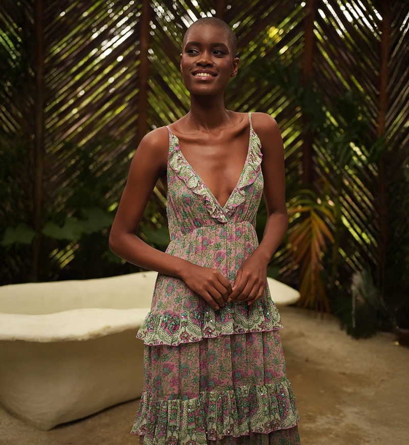 Vestido largo Pamela - rosa pastel - estampado verde y morado - escote en V - detalles brillantes - Miss June Paris - 4