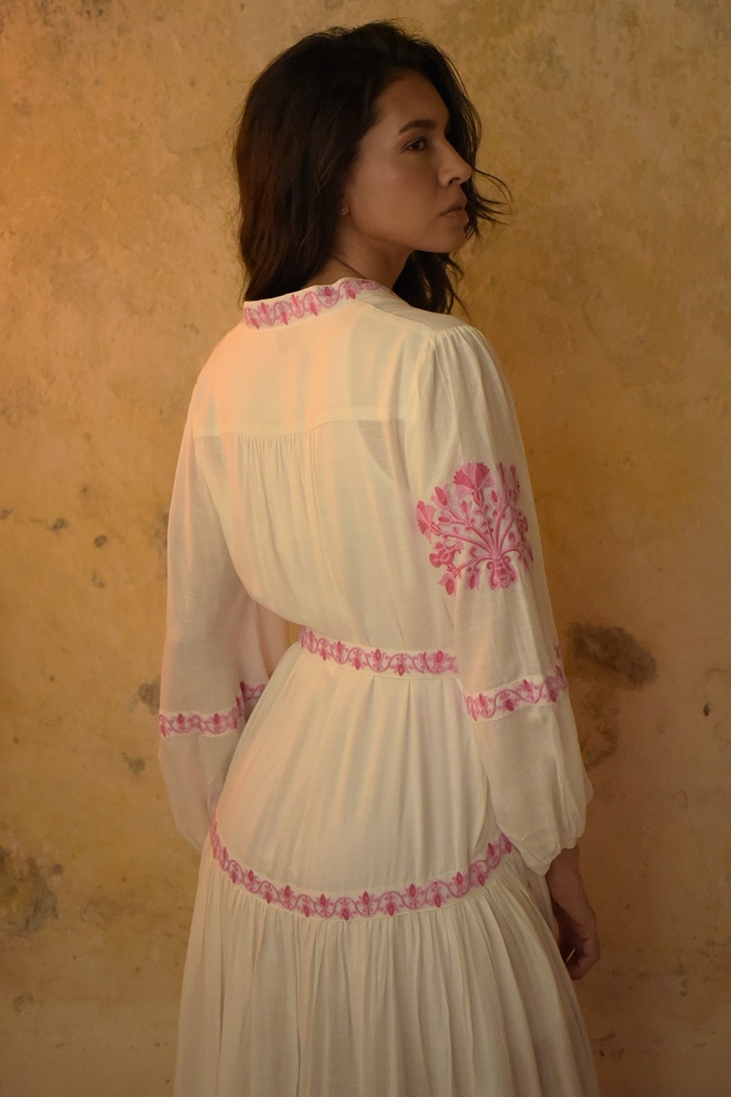 Robe longue Katerina - blanche - ornée de broderies rose - ceinture brodée - boutons argentés - Miss June Paris - 4