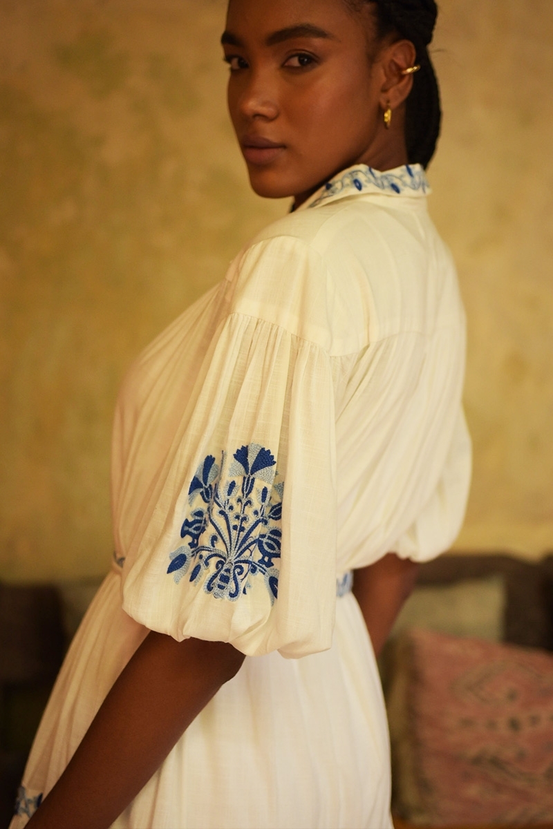 Robe courte Alessia - blanche - ornée de broderies bleues - ceinture brodée - boutons argentés - Miss June Paris - 4