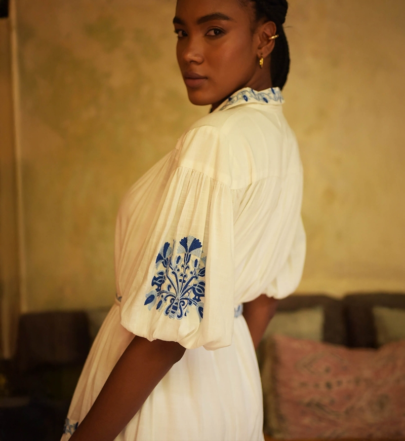 Robe courte Alessia - blanche - ornée de broderies bleues - ceinture brodée - boutons argentés - Miss June Paris - 4