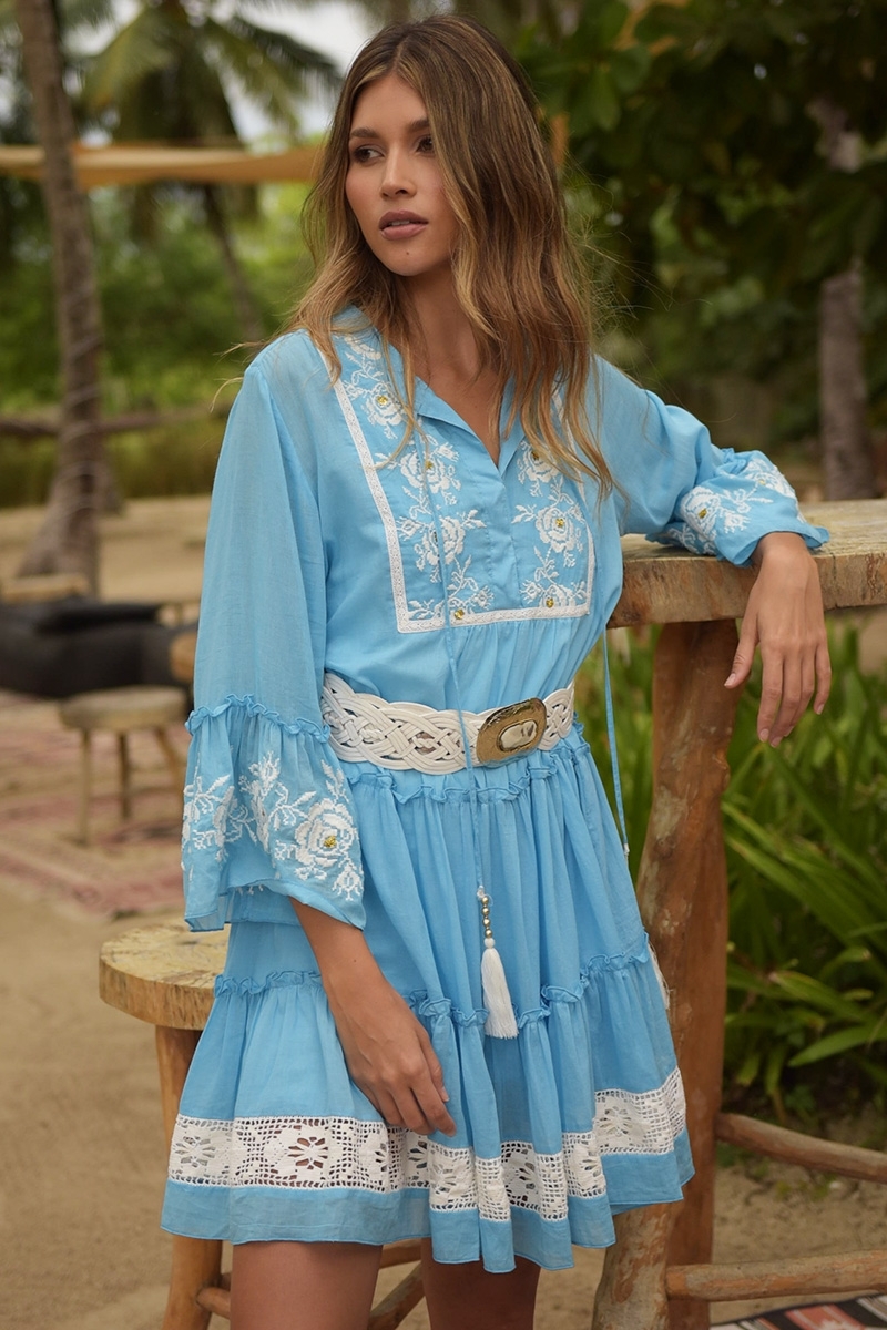 Robe courte Cecilia - bleu avec broderie blanche - dentelles délicates - texture raffiné - Miss June Paris - 4