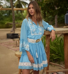 Vestido corto Cecilia - azul con bordado blanco - delicado encaje - textura refinada - Miss June Paris - 4