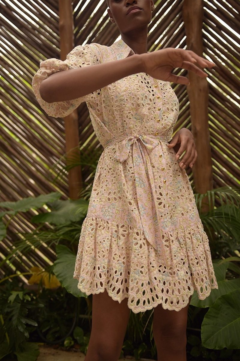 Robe courte Teodora - broderie rose - imprimé fleuri - manches bouffantes 3/4 - ceinture assortie - Miss June Paris - 3