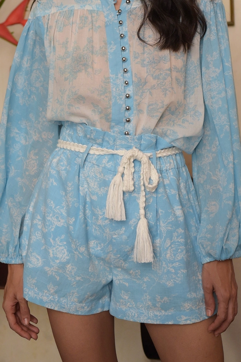 Short Ilara - short pour femme - couleur bleu - imprimé fleuri blanc- taille haute - taille 1 et 2 - Miss June Paris - 4