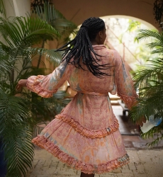 Robe courte Isalia - couleur pêche - apparence délicate - délicats volants - manches longues - Miss June Paris - 4