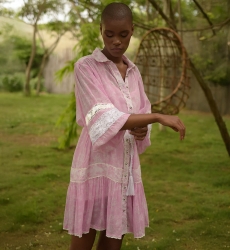 Robe courte Laura - couleur rose - style bohème-chic - manches longues - ceinture blanche - Miss June Paris - 4