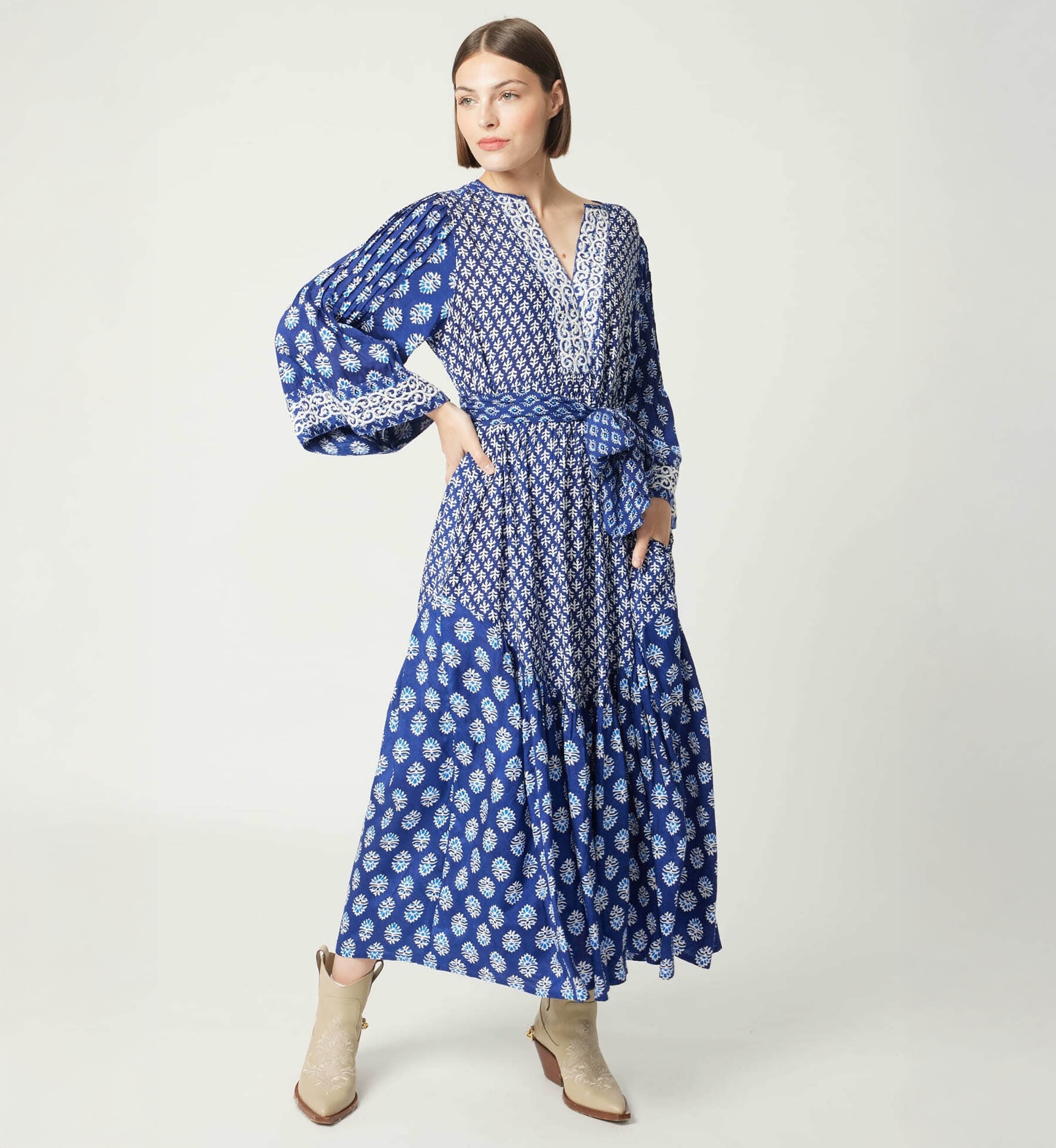 Robe longue Élise - motifs en broderie blanche - Miss June Paris - 3