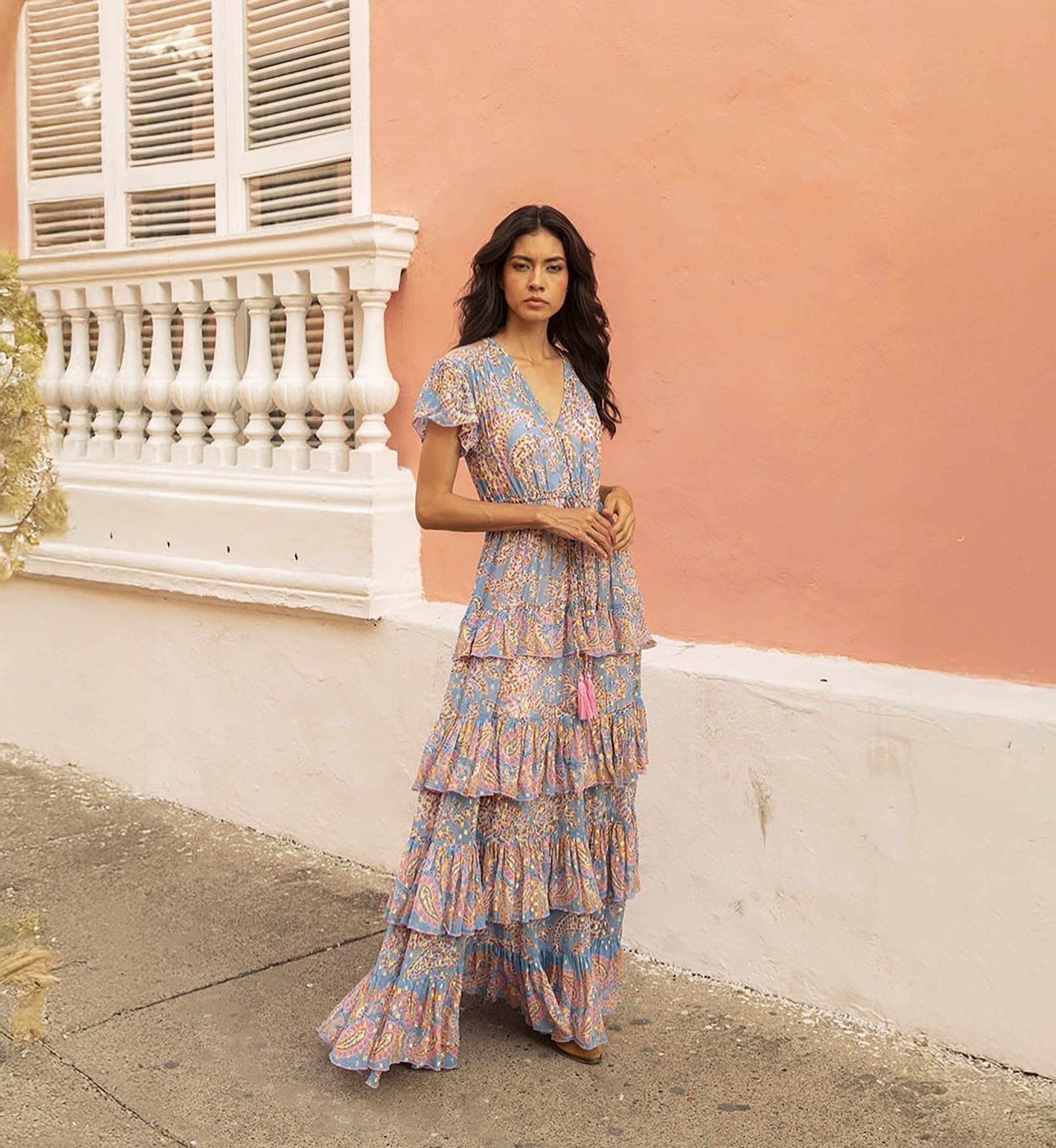 Robe longue Anakarina - couleur blue - motifs roses et dorés - drapé fluide - volants délicats - Miss June Paris - 3