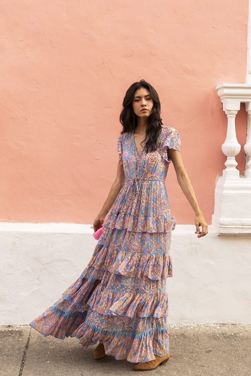 Robe longue Anakarina - couleur blue - motifs roses et dorés - drapé fluide - volants délicats - Miss June Paris - 2