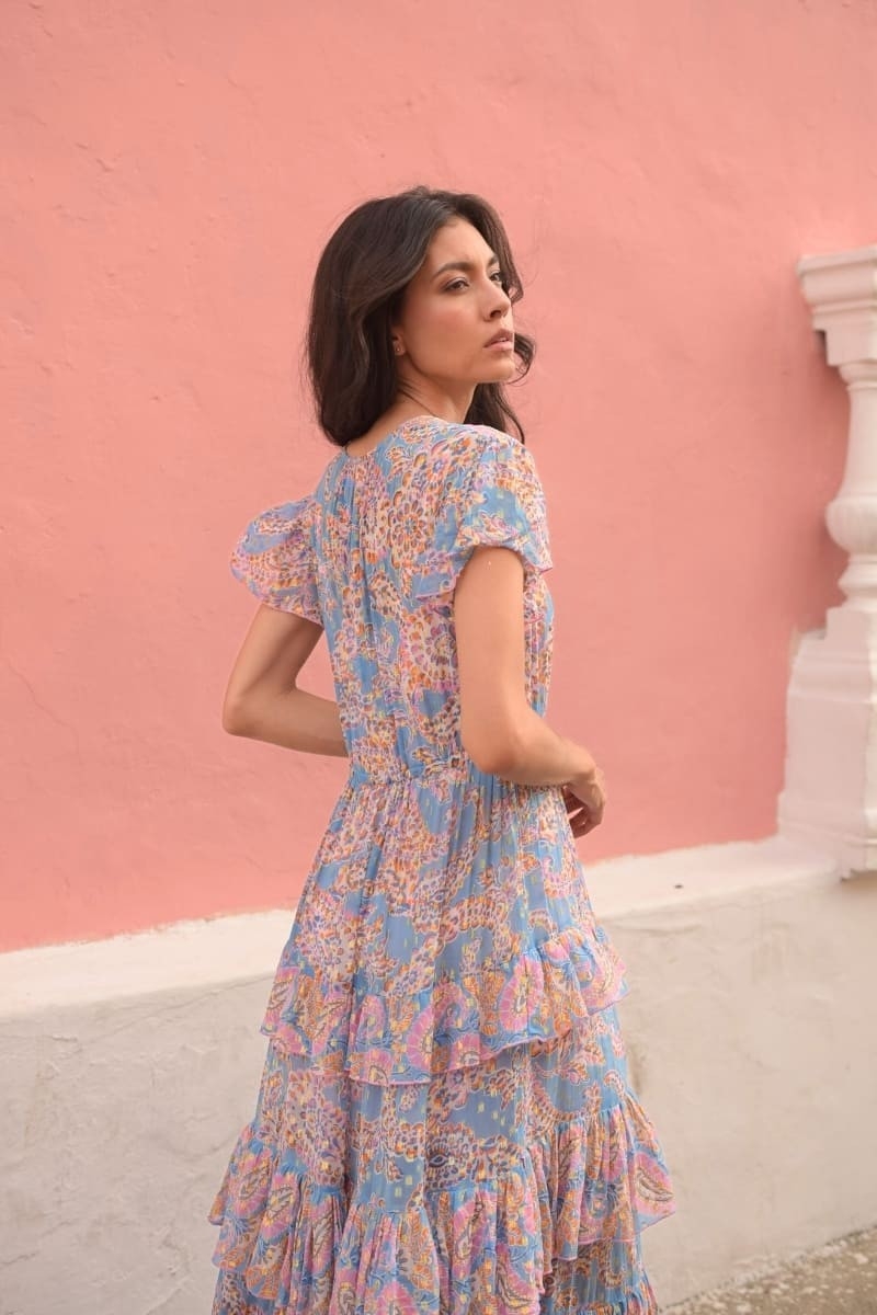 Robe longue Anakarina - couleur blue - motifs roses et dorés - drapé fluide - volants délicats - Miss June Paris - 4