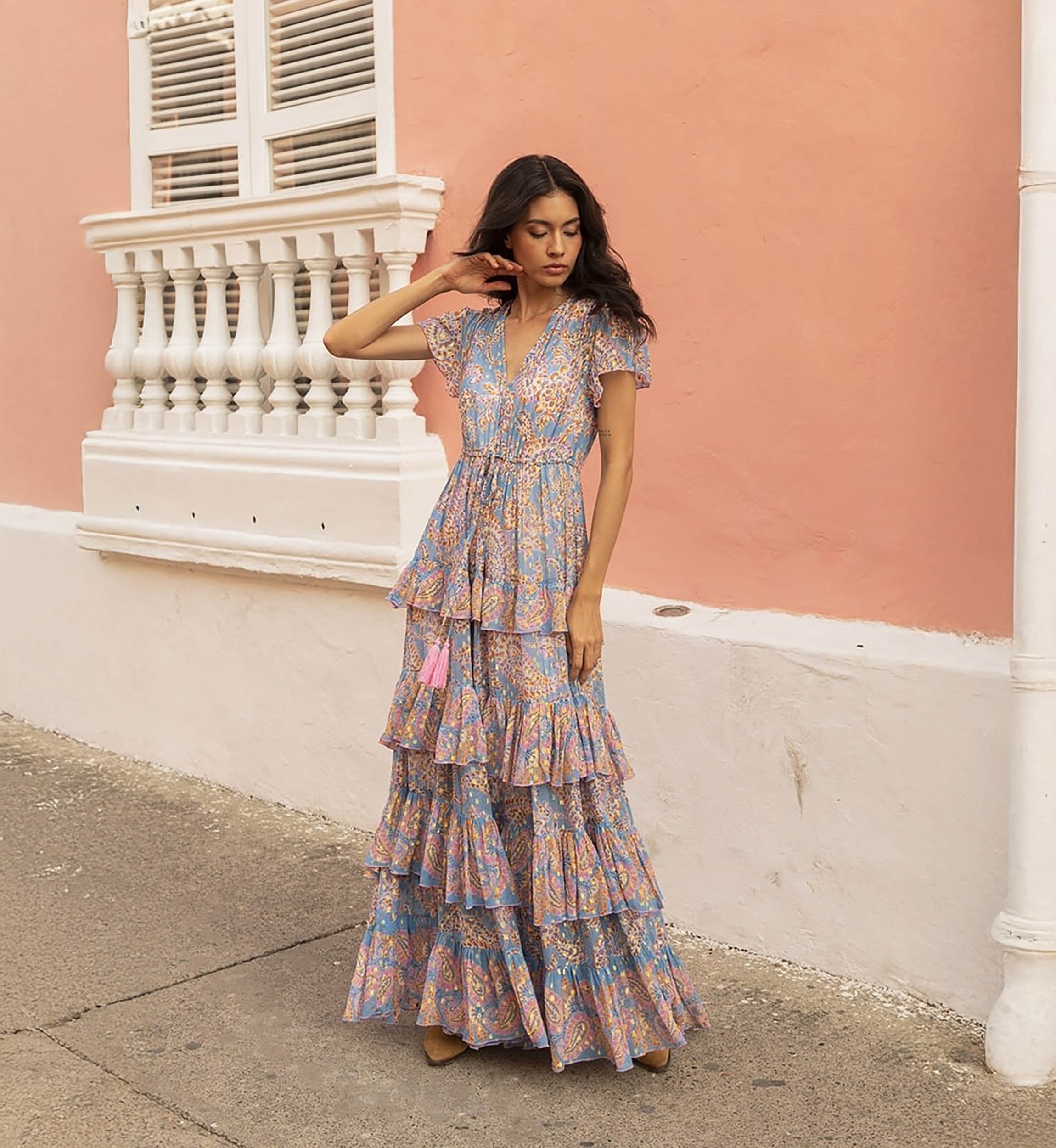 Robe longue Anakarina - couleur blue - motifs roses et dorés - drapé fluide - volants délicats - Miss June Paris - 1