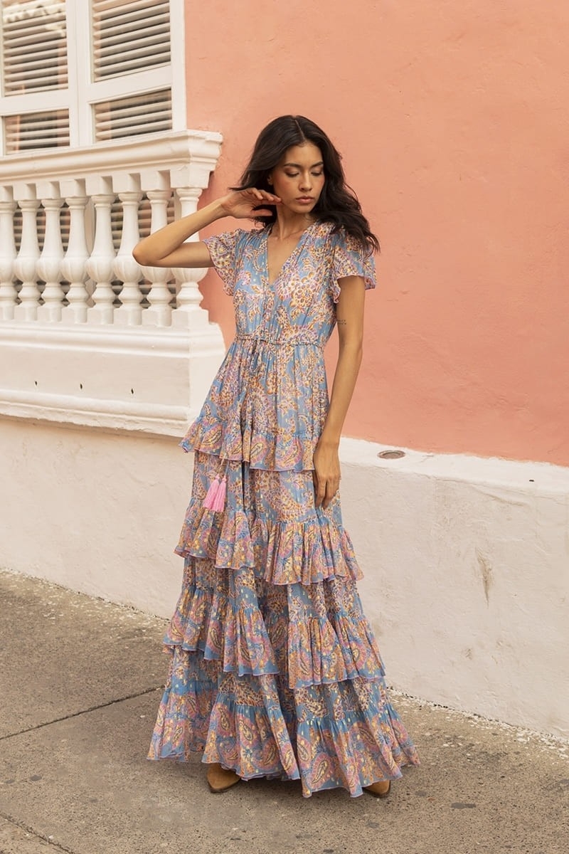 Robe longue Anakarina - couleur blue - motifs roses et dorés - drapé fluide - volants délicats - Miss June Paris - 1