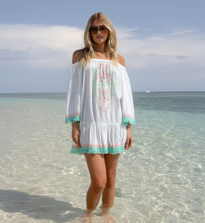 Vestido Corto Azra: blanco - pechera bordada - hombros descubiertos - 100% Modal - flecos de algodón - Miss June Paris - 1