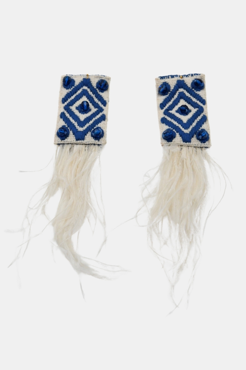 Boucles d'oreilles pendantes Flamingo - blanc/bleu - plumes d’autruche - fabriquées à Paris - bohème chic - Miss June Paris - 4