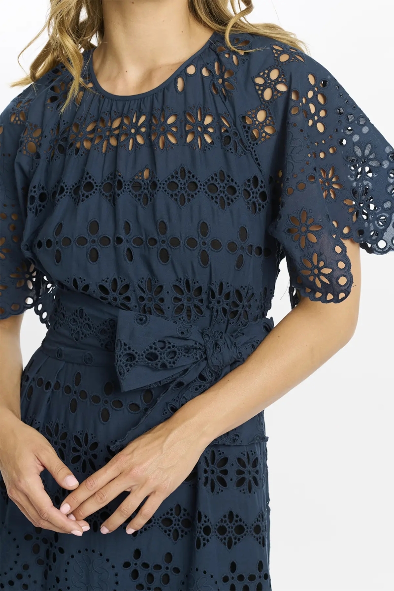 Robe Astrid – Robe longue à manches courtes avec doublure et ceinture, 100% coton avec broderies et lacets – Miss June Paris - 3