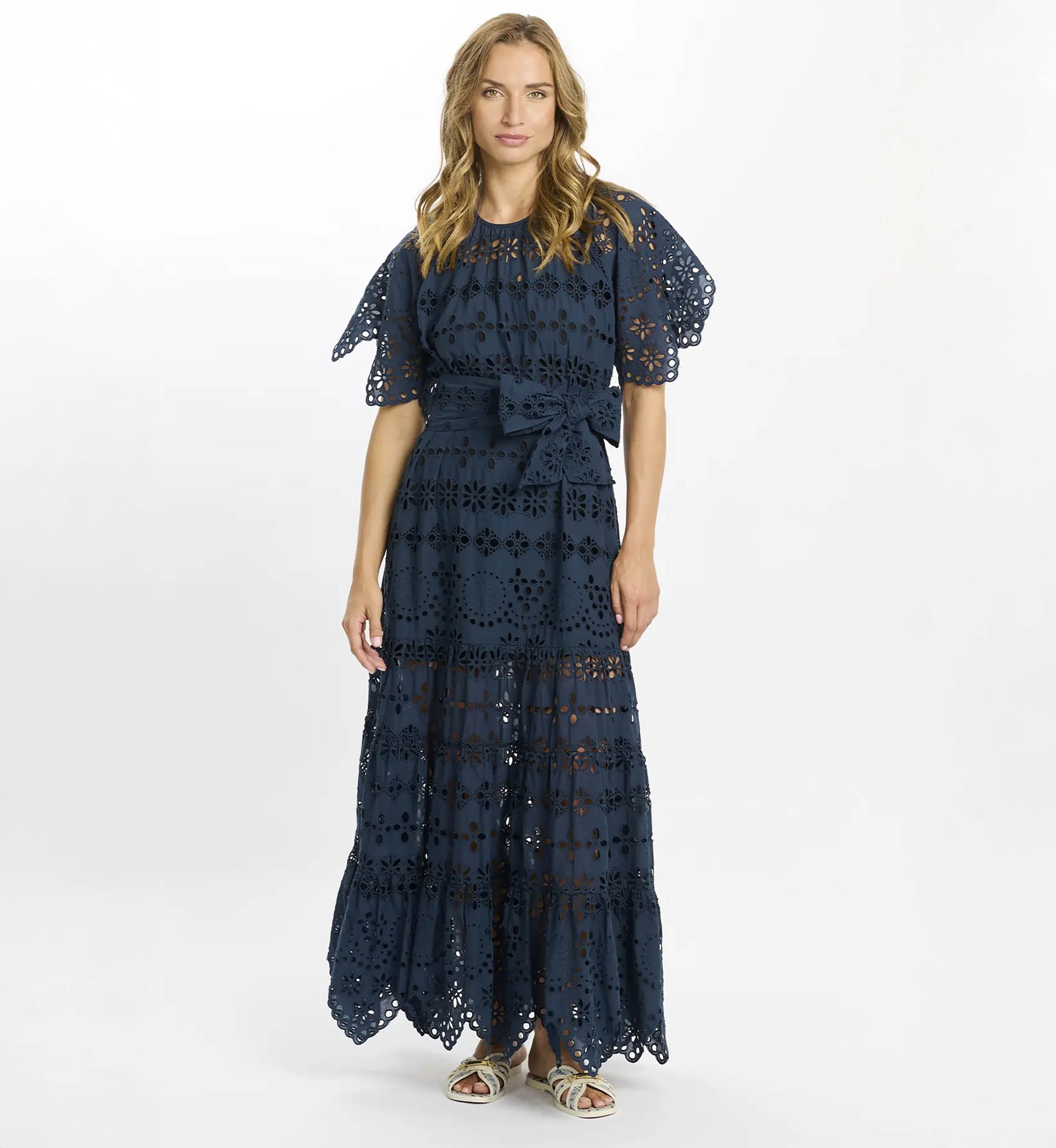 Robe Astrid – Robe longue à manches courtes avec doublure et ceinture, 100% coton avec broderies et lacets – Miss June Paris - 2