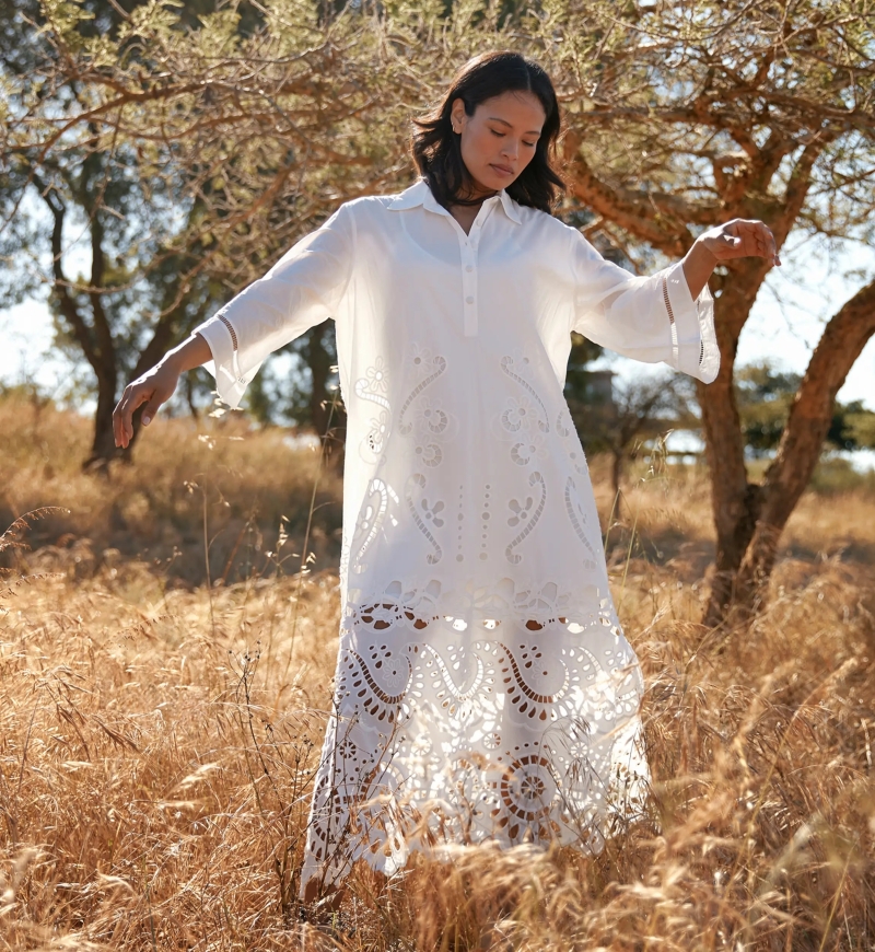 Robe Adria – Robe longue à manches longues avec doublure, en coton avec broderies et lacets, 100 % coton – Miss June Paris