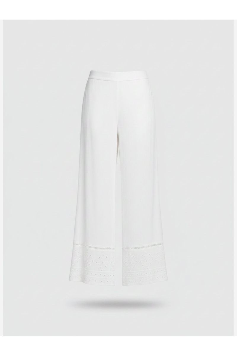 Tenue blanche deux pièces: top col carré à bretelles nouées et pantalon large brodé avec œillets, tissu léger.
