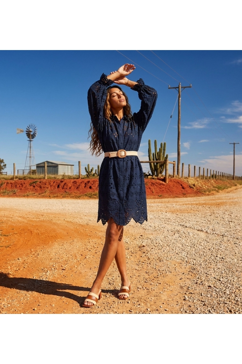 Robe courte bleu marine portée par un mannequin, bras levés, montrant le bustier ajusté et la jupe fluide.